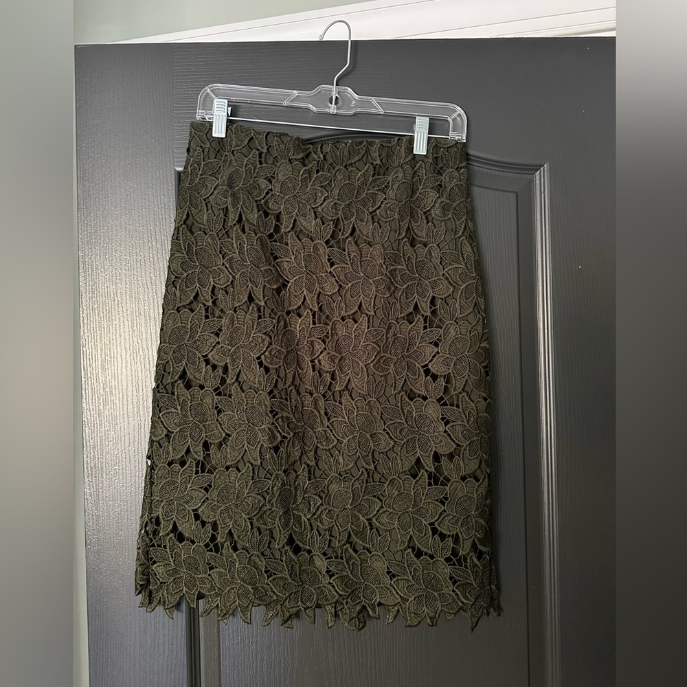 Ann Taylor olive lace pencil skirt | size 6